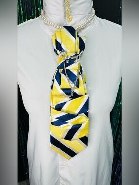 Nautica Yellow and Blue Necktie featuring a Queen Brooch
